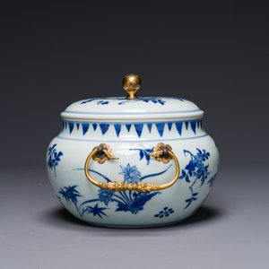 Een Chinese blauw-witte dekselkom met floraal decor en vergulde bronzen monturen, Transitie periode — foto 2