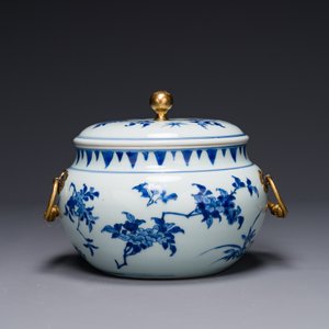 Een Chinese blauw-witte dekselkom met floraal decor en vergulde bronzen monturen, Transitie periode — foto 5