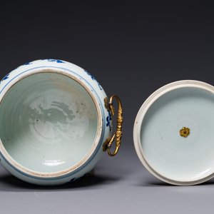 Een Chinese blauw-witte dekselkom met floraal decor en vergulde bronzen monturen, Transitie periode — foto 6