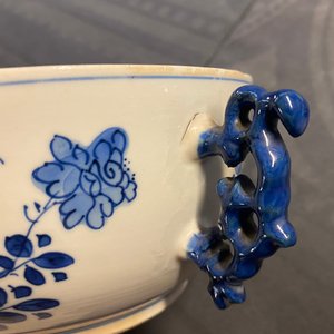 Een Chinese blauw-witte dekselkom met floraal decor, Kangxi — foto 11