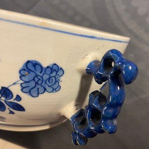 Een Chinese blauw-witte dekselkom met floraal decor, Kangxi — foto 13