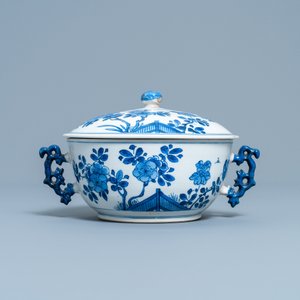 Een Chinese blauw-witte dekselkom met floraal decor, Kangxi — foto 2