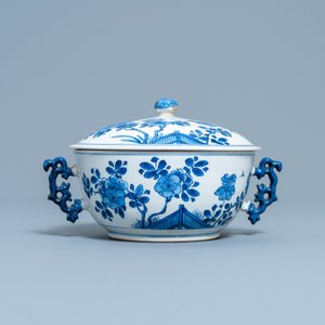 Een Chinese blauw-witte dekselkom met floraal decor, Kangxi — foto 4