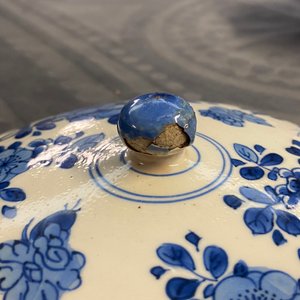 Een Chinese blauw-witte dekselkom met floraal decor, Kangxi — foto 8