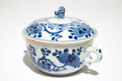 Een Chinese blauw-witte dekselkom met oren, Kangxi
