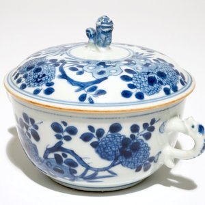 Een Chinese blauw-witte dekselkom met oren, Kangxi — foto 1