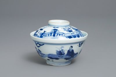 Een Chinese blauw-witte dekselkom, Yongzheng merk en periode