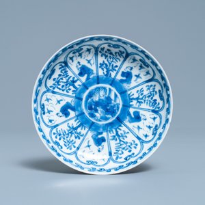 Een Chinese blauw-witte dekselkop en schotel voor de Franse markt, Kangxi — foto 2