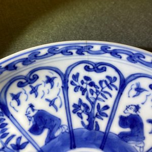 Een Chinese blauw-witte dekselkop en schotel voor de Franse markt, Kangxi — foto 21