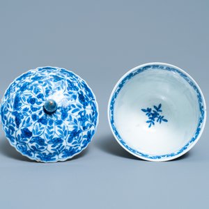 Een Chinese blauw-witte dekselkop en schotel voor de Franse markt, Kangxi — foto 8