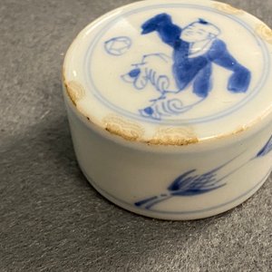 Een Chinese blauw-witte dekselpot, Chenghua merk, Kangxi — foto 13