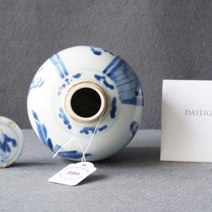 Een Chinese blauw-witte dekselpot, Chenghua merk, Kangxi — foto 16