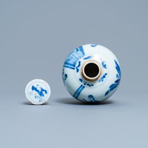 Een Chinese blauw-witte dekselpot, Chenghua merk, Kangxi — foto 6