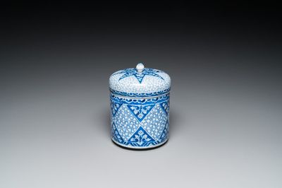 Een Chinese blauw-witte dekselpot, Kangxi