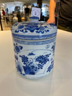 Een Chinese blauw-witte dekselpot met decor van antiquiteiten, Kangxi — foto 4