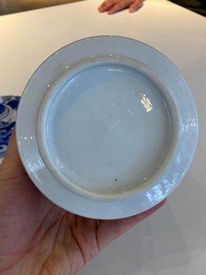Een Chinese blauw-witte dekselpot met decor van antiquiteiten, Kangxi — foto 9