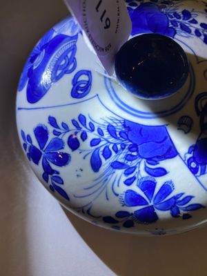 Een Chinese blauw-witte dekselpot met decor van antiquiteiten, Kangxi — foto 13