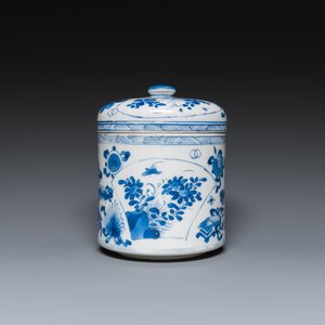 Een Chinese blauw-witte dekselpot met decor van antiquiteiten, Kangxi — foto 5