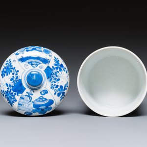 Een Chinese blauw-witte dekselpot met decor van antiquiteiten, Kangxi — foto 6