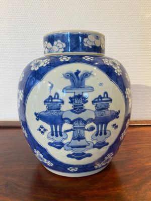 Een Chinese blauw-witte dekselpot met decor van antiquiteiten, Kangxi — foto 4