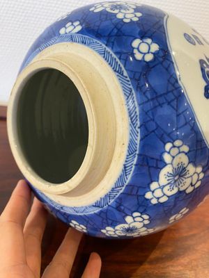 Een Chinese blauw-witte dekselpot met decor van antiquiteiten, Kangxi — foto 8