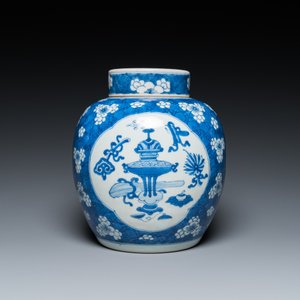 Een Chinese blauw-witte dekselpot met decor van antiquiteiten, Kangxi — foto 2