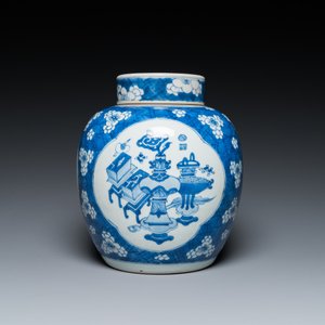 Een Chinese blauw-witte dekselpot met decor van antiquiteiten, Kangxi — foto 3