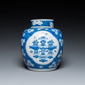 Een Chinese blauw-witte dekselpot met decor van antiquiteiten, Kangxi — foto 4