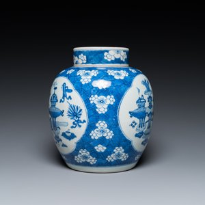 Een Chinese blauw-witte dekselpot met decor van antiquiteiten, Kangxi — foto 5