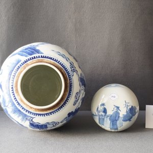 Een Chinese blauw-witte dekselpot met figuren in een landschap, 19e eeuw — foto 9