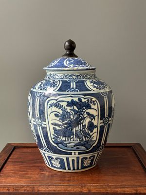 Een Chinese blauw-witte dekselpot met floraal decor, Wanli — foto 2