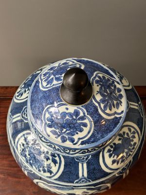 Een Chinese blauw-witte dekselpot met floraal decor, Wanli — foto 5