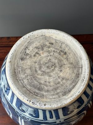Een Chinese blauw-witte dekselpot met floraal decor, Wanli — foto 8