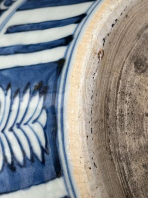 Een Chinese blauw-witte dekselpot met floraal decor, Wanli — foto 9