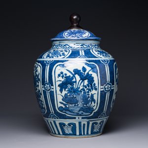 Een Chinese blauw-witte dekselpot met floraal decor, Wanli — foto 4