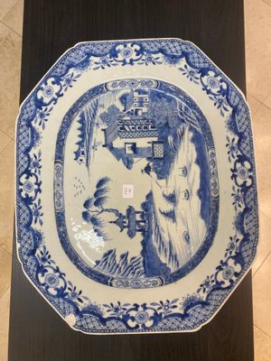 Een Chinese blauw-witte dekselterrine, een schotel en vier borden, Qianlong — foto 1