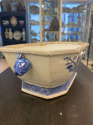 Een Chinese blauw-witte dekselterrine, een schotel en vier borden, Qianlong — foto 16