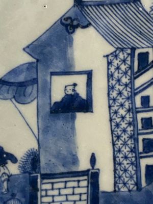 Een Chinese blauw-witte dekselterrine, een schotel en vier borden, Qianlong — foto 2