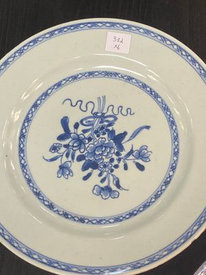 Een Chinese blauw-witte dekselterrine, een schotel en vier borden, Qianlong — foto 7