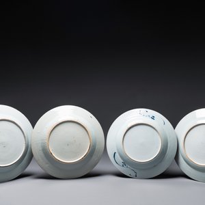 Een Chinese blauw-witte dekselterrine, een schotel en vier borden, Qianlong — foto 5
