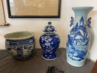 Een Chinese blauw-witte dekselvaas, een landschapsvaas en een jardinière, 19e eeuw — foto 1