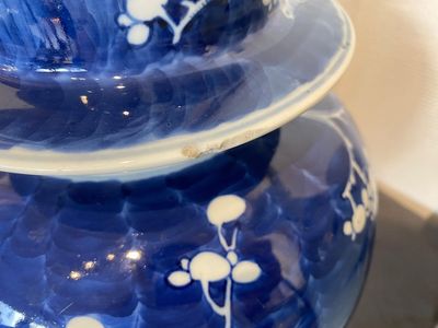 Een Chinese blauw-witte dekselvaas, een landschapsvaas en een jardinière, 19e eeuw — foto 6