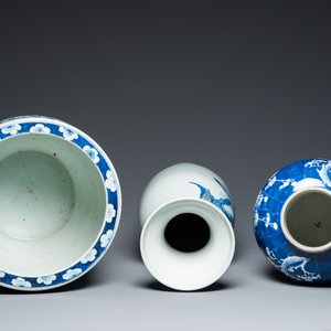Een Chinese blauw-witte dekselvaas, een landschapsvaas en een jardinière, 19e eeuw — foto 6