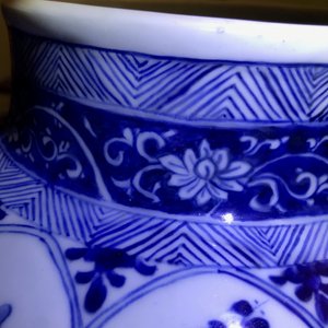 Een Chinese blauw-witte dekselvaas, Kangxi — foto 14