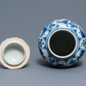 Een Chinese blauw-witte dekselvaas, Kangxi — foto 5