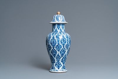Een Chinese blauw-witte dekselvaas, Kangxi
