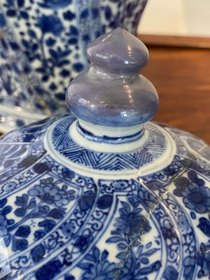 Een Chinese blauw-witte dekselvaas, Kangxi — foto 10