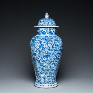 Een Chinese blauw-witte dekselvaas, Kangxi — foto 3