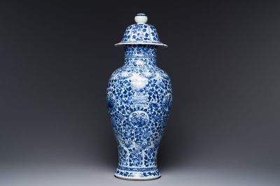 Een Chinese blauw-witte dekselvaas, Kangxi