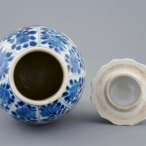 Een Chinese blauw-witte dekselvaas, Kangxi — foto 5